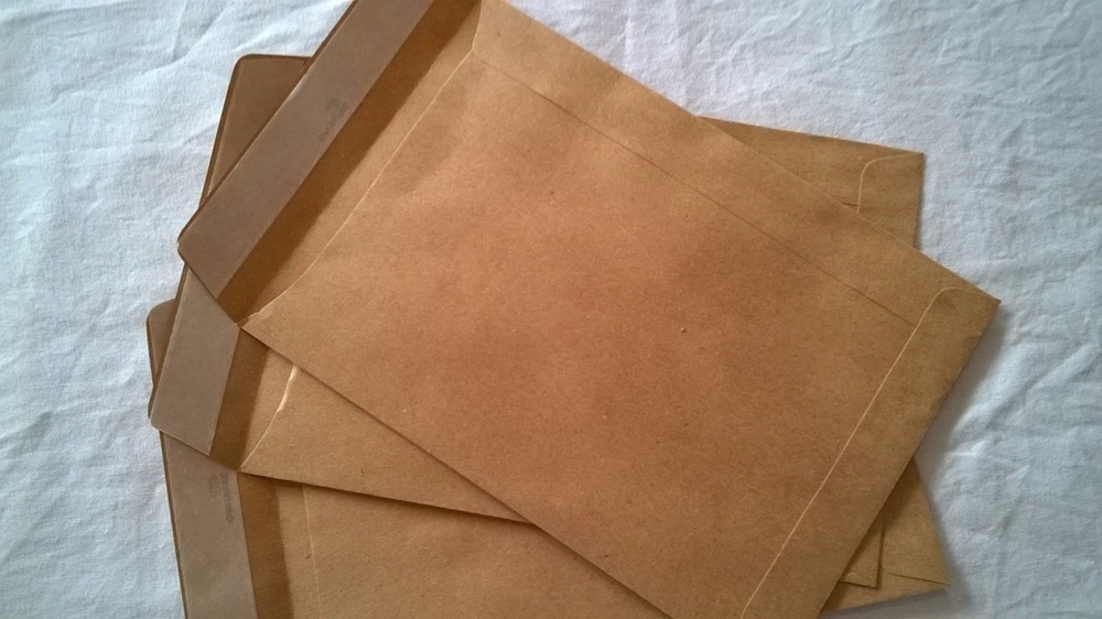 envelope com fita adesiva